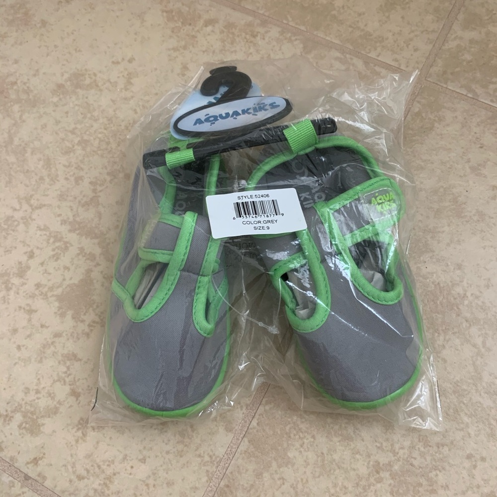 Aqua Kiks water shoes - NWT - Toddler Size 9